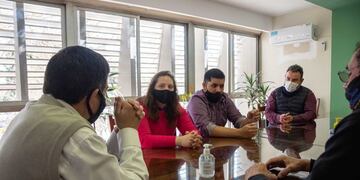 Valentina Díaz y Esteban Agiulera con el intendente de General Alvear Walther Marcolini