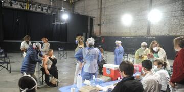 Campaña de vacunacion adultos mayores en la Ciudad de Buenos Aires\u002E (Clarín)