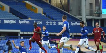 Liverpool (United Kingdom), 21/06/2020\u002E- Liverpool's Sadio Mane (L) wins the ball during the English Premier League soccer match between Everton FC and Liverpool FC in Liverpool, Britain, 21 June 2020\u002E (Reino Unido) EFE/EPA/PETER POWELL / NMC / EPA POOL EDITORIAL USE ONLY\u002E No use with unauthorized audio, video, data, fixture lists, club/league logos or 'live' services\u002E Online in-match use limited to 120 images, no video emulation\u002E No use in betting, games or single club/league/player publications\u002E