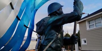 Lago Posadas: realizan escultura en honor al soldado argentino que combatió en la Gesta de Malvinas
