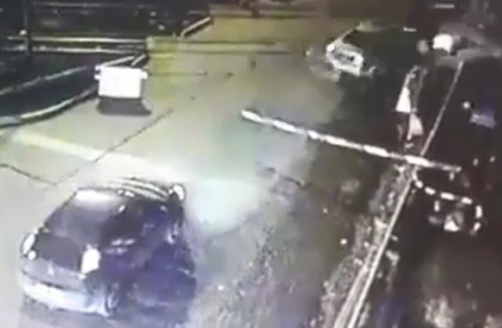 Esperaba en una barrera, la asaltaron y atropelló al ladrón