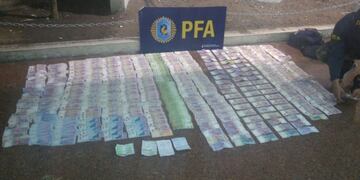 La Policía Federal secuestró 180 mil pesos durante operativos antinarcóticos en Rosario y Santa Fe\u002E (Ministerio de Seguridad de la Nación)