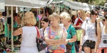 Feria Artesanal Navideña en plaza Pringles (Municipalidad de Rosario)