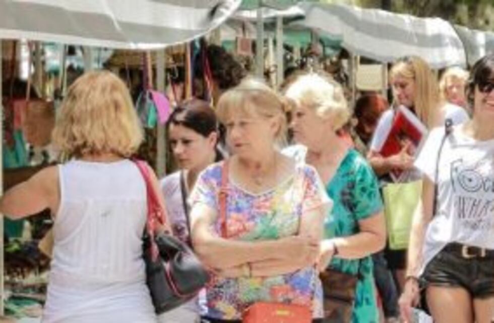 Regalos para el arbolito: ya funciona la Feria Artesanal Navideña en plaza Pringles