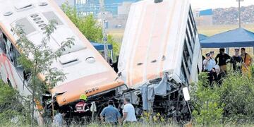 Dos colectivos de la empresa Monticas chocaron en la Ruta Nacional 33 a la altura de Pu00e9rez.