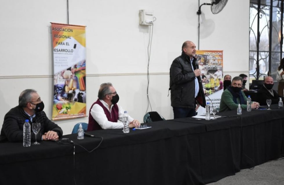 Perotti encabezó la entrega de 5 millones de pesos en créditos a PyME perjudicadas por la pandemia