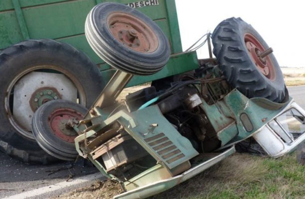 Un tractor volcó cerca de Realicó y fue aplastado por la tolva que arrastraba