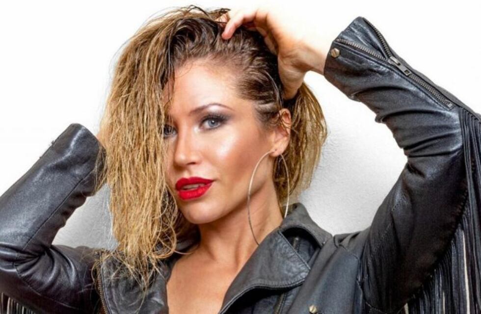 Adabel Guerrero lució un conjunto engomado y posó con un gesto provocador