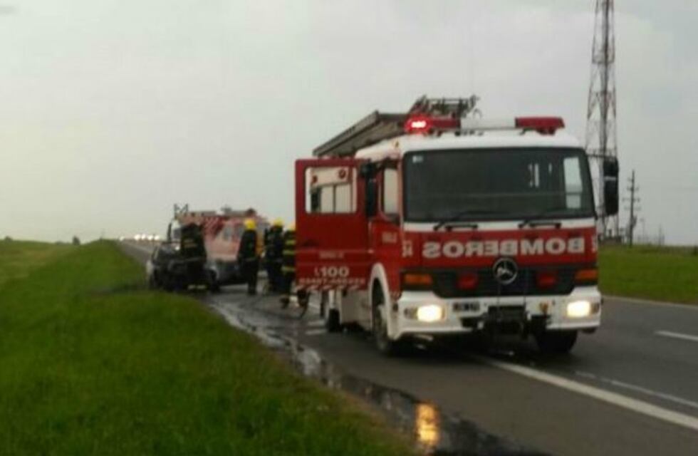 Un auto chocó a un camión y se prendió fuego en la ruta 9