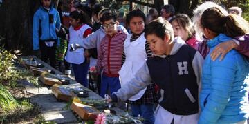 Niños de la escuela del barrio El Pilar depositaron ofrendas florales por los 17 años de la tragedia del cerro Ventana\u002E