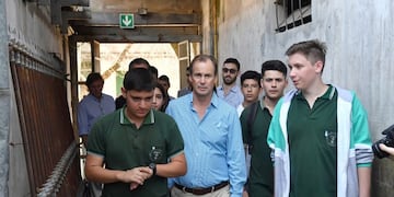 Gobernador Bordet con alumnos técnica 2 Gualeguaychú\u002E\nCrédito: Prensa Bordet