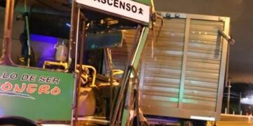 Choque entre un ómnibus y el acoplado de un camión del Ejército\u002E (El Territorio)