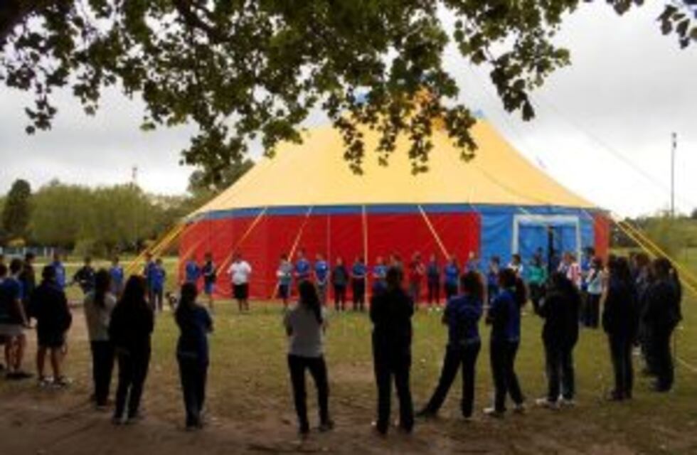 Con circo social, enseñan sus derechos a los niños de barrios vulnerables