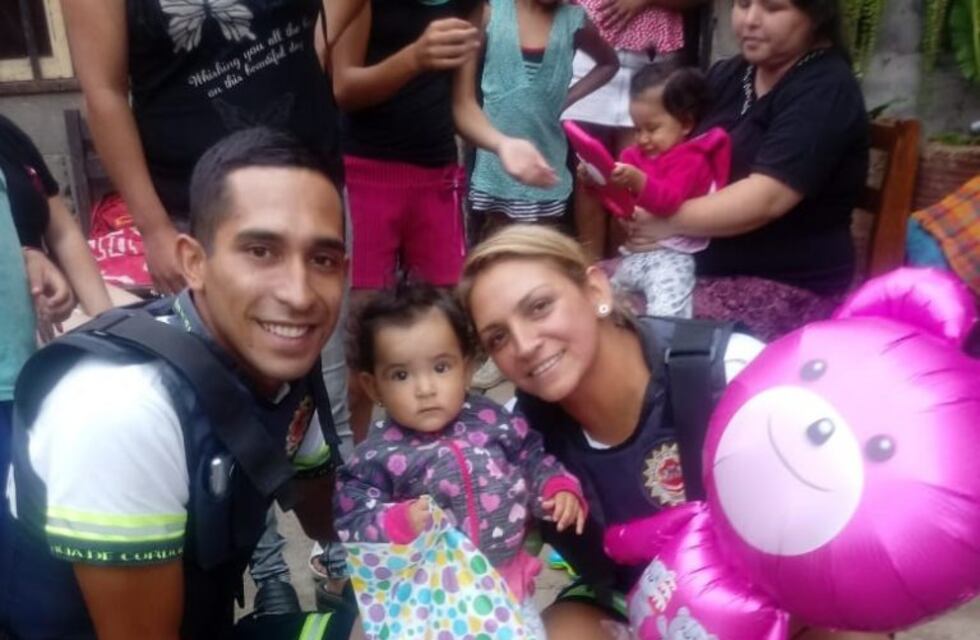 La beba salvada recibió la visita de sus "ángeles azules"