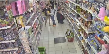 Robó una muñeca y fue escrachada por las cámaras de seguridad\u002E
