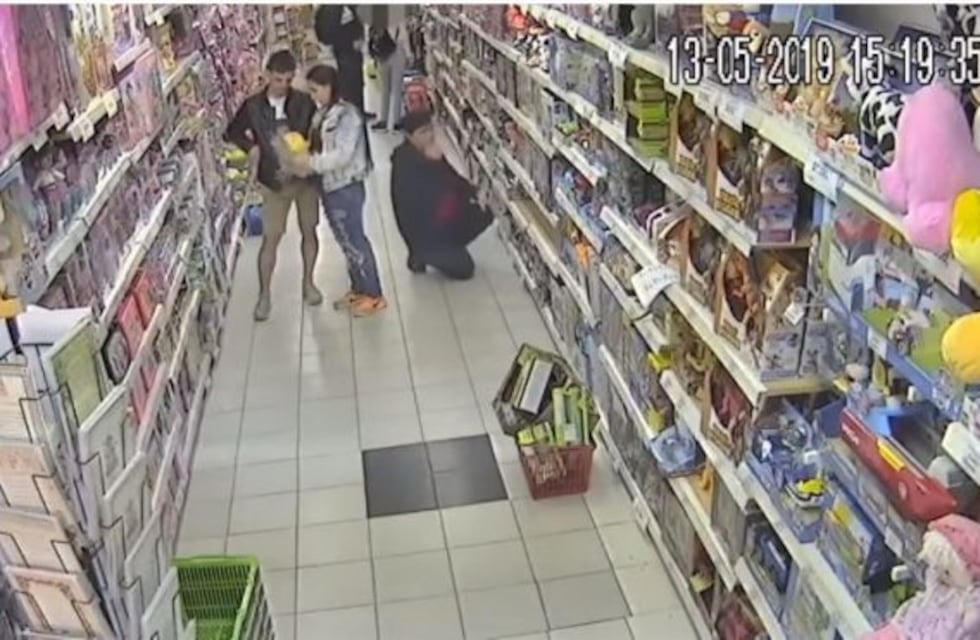 Video: robó una muñeca en un bazar y fue escrachada por los dueños
