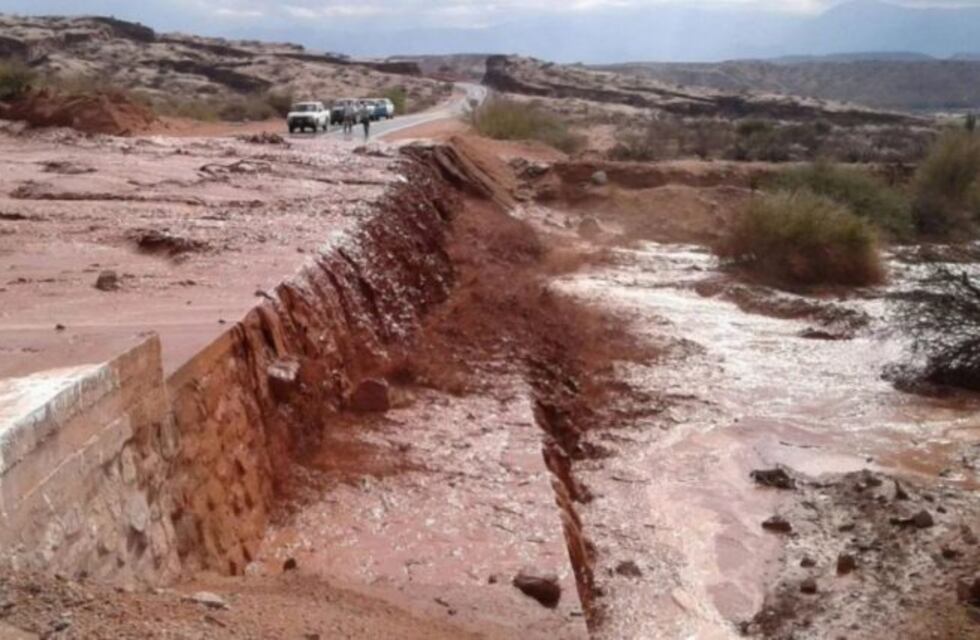 Un muerto y un pueblo aislado por las lluvias en Salta