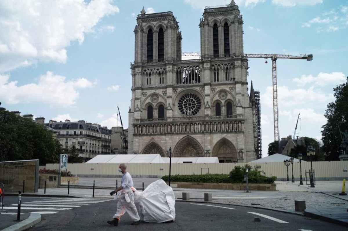 Arquitectos y operarios volvieron a Notre Dame para continuar con la reconstrucción de la catedral\u002E (Foto: Thibault Camus/AP)