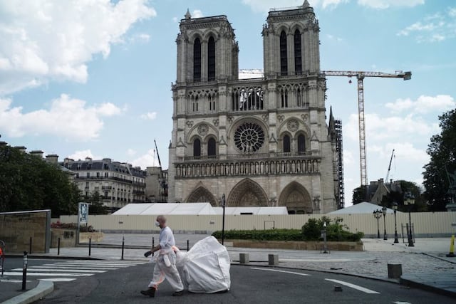 Arquitectos y operarios volvieron a Notre Dame para continuar con la reconstrucción de la catedral\u002E (Foto: Thibault Camus/AP)