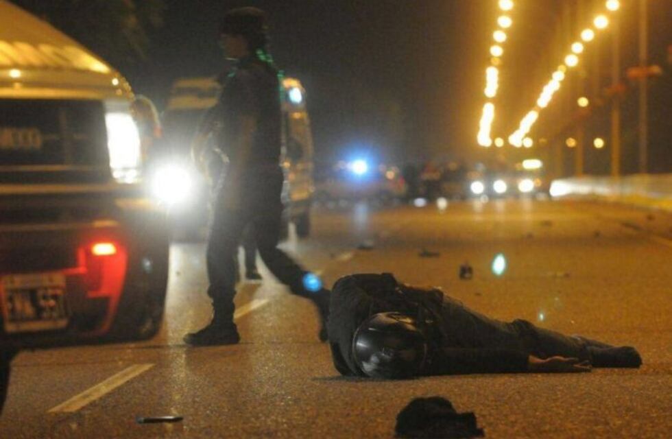 Un motociclista atropelló a un peatón en Maipú y murieron los dos