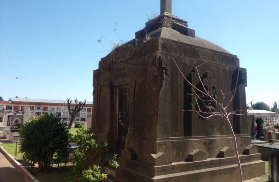 Ni los muertos tienen paz: se robaron casi 30 puertas de panteones de un cementerio