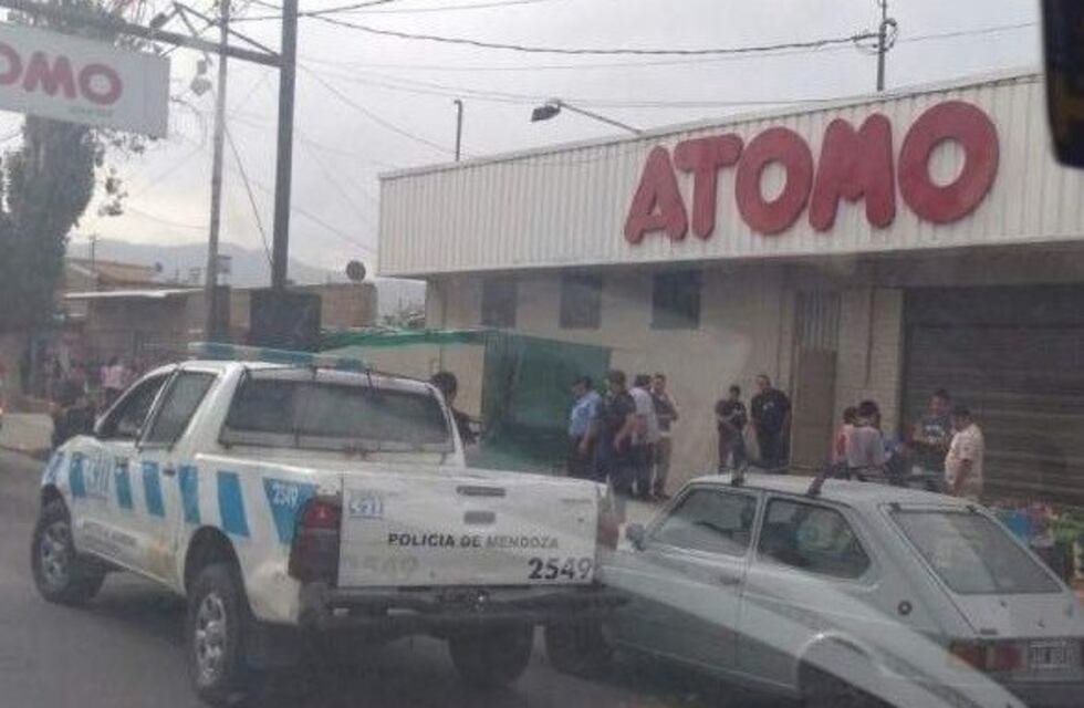 Mendoza: una decena de personas entraron con palos a un supermecado y robaron todo