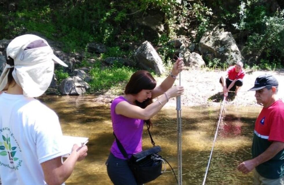 Miden el caudal del Dique La Quebrada