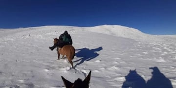 Cabalgó en la nieve para arreglar una antena de Internet (TN y La Gente)