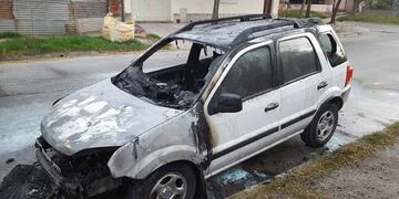 Un auto se prendió fuego en la calle