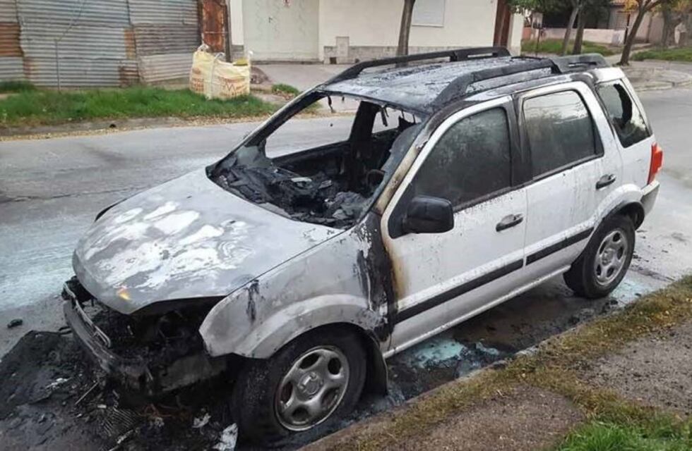 Un auto se prendió fuego en Villa Mitre
