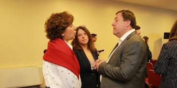 Weretilneck y Carreras durante la firma de Convenio Colectivo de Trabajo en Bariloche\u002E