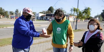 La Municipalidad de Santa Fe asignó personal para promover las medidas sanitarias durante la fase de distanciamiento social, preventivo y obligatorio\u002E (@_santafecapital)