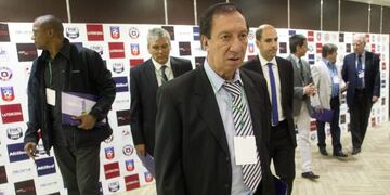 The former head coach of Argentina, Carlos Bilardo (C) arrives at the International Congress of Football Coaches in Santiago, on November 21. The summit involves the most prominent coaches from latinoamerica, the main topic is football today and future an