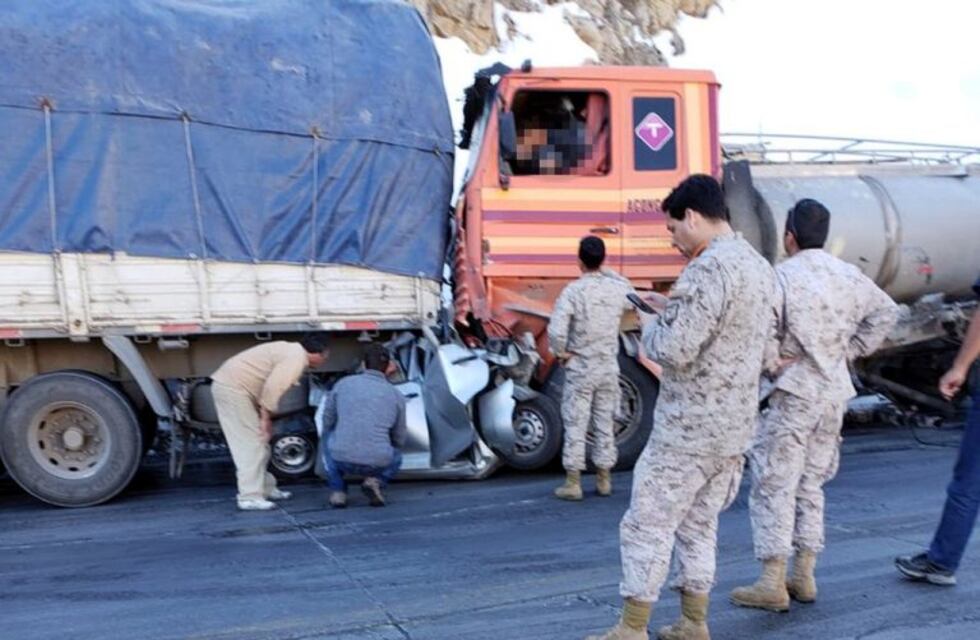 Dos camiones aplastaron a un auto en Alta Montaña y hay dos muertos