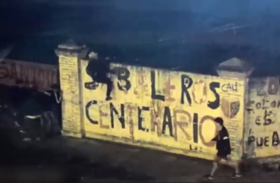 Hinchas de Colón intentaron colarse por una cancha auxiliar para ver el partido con River