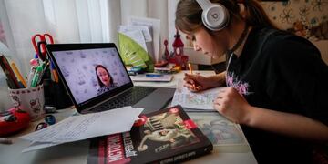 Moscow (Russian Federation), 30/03/2020\u002E- A student writes in a notebook during an online video lesson with her history teacher, at her home during the coronavirus emergency quarantine in Moscow, Russia, 29 March 2020 (issued 30March 2020)\u002E The Russian government has approved amendments to tighten liability for quarantine violations\u002E According to the Russian Quarantine Service of Rospotrebnadzor (Russian Federal Service for Surveillance on Consumer Rights Protection and Human Wellbeing), eight people died and 1,534 cases of the Covid-19 disease have been confirmed in Russia\u002E (Rusia, Moscú) EFE/EPA/YURI KOCHETKOV
