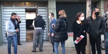Estricto control a los trabajadores en el ingreso de las oficinas de Vicentin en Avellaneda\u002E (Captura de pantalla)
