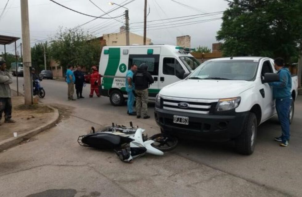 Una camioneta chocó moto con cuatro ocupantes