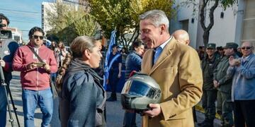 Mariano Arcioni en diálogo con la agente Godoy, unica mujer que aprobó el curso (Twitter/arcionimariano)