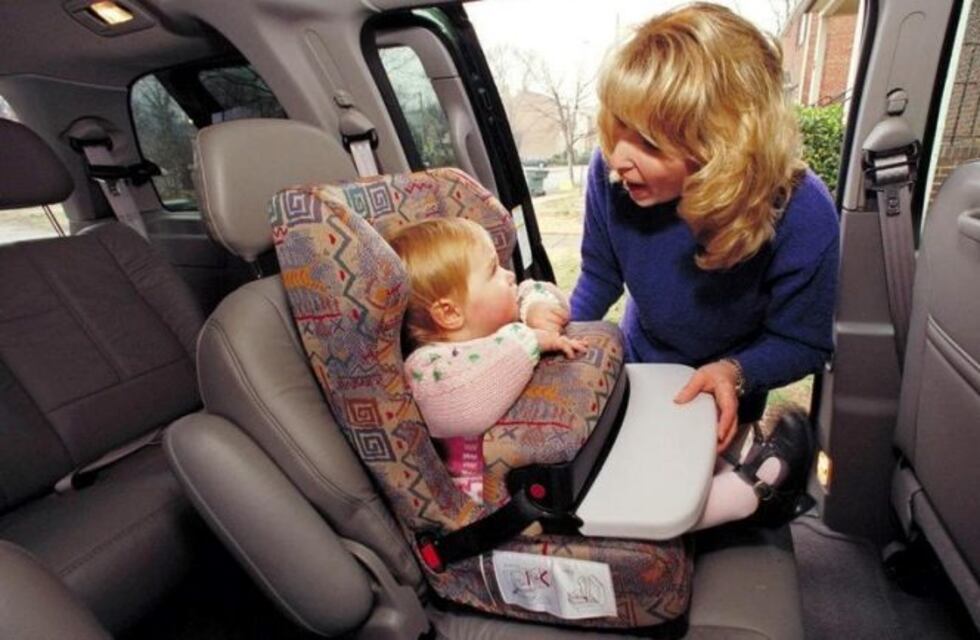 Los menores de 10 años deberán usar una silla de seguridad en el auto