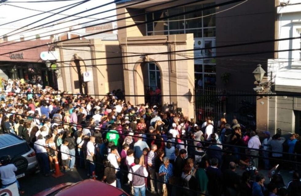 Largas filas en los bancos salteños para cobrar el bono del Gobierno nacional