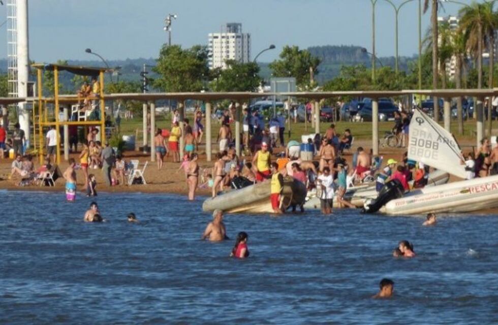 La temporada de verano comenzó con mucha gente en las playas posadeñas