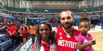 Con la Gloria en todas partes\u002E Hincha de Instituto dijeron presente en el choque con el Fla\u002E