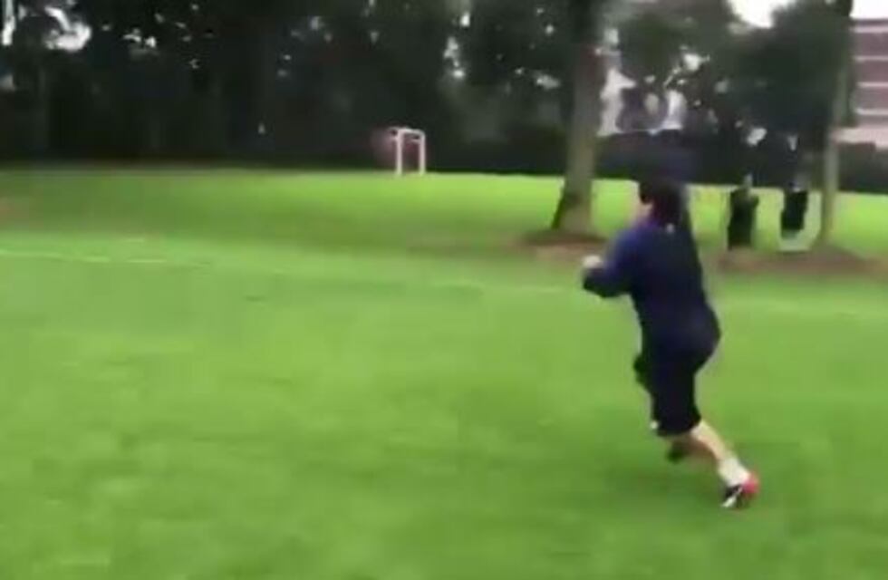 Con la magia intacta: Maradona metió un golazo de tiro libre y lo festejó como loco