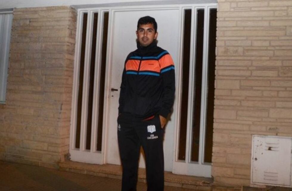 El árbitro que echó al futbolista que mostró la bandera de Malvinas: "Tal vez si advertía lo de las islas, no lo amonestaba"