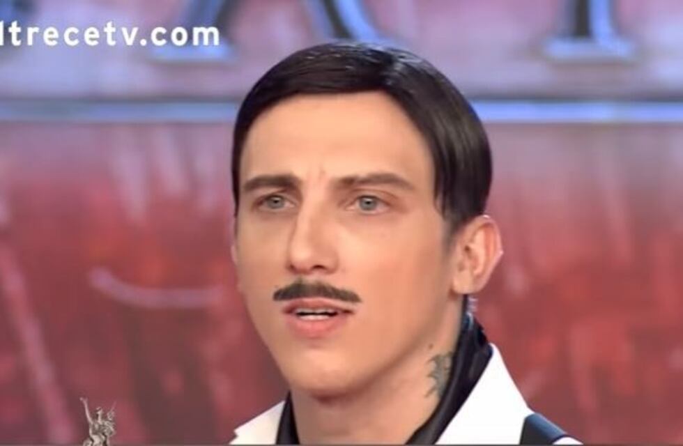El "Polaco" se disfrazó de tanguero en Showmatch y Alexander Caniggia dijo que estaba igual a Hitler