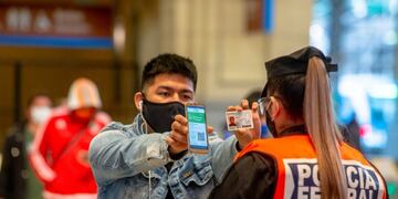Controles en la terminal de trenes de Constitución\u002E (Clarín)