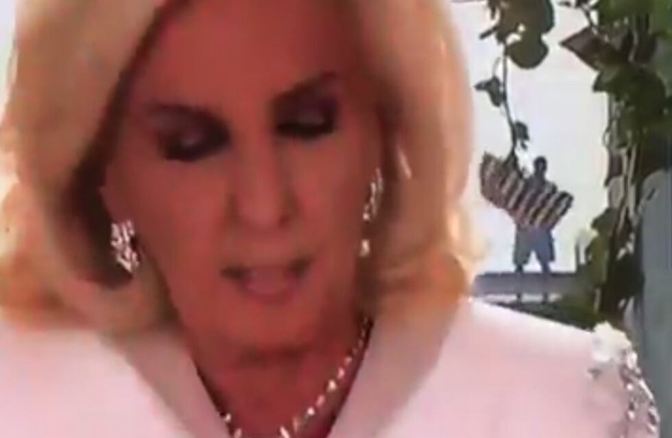 Un hincha de Central se asomó sin invitación durante la segunda mesaza de Mirtha en Rosario