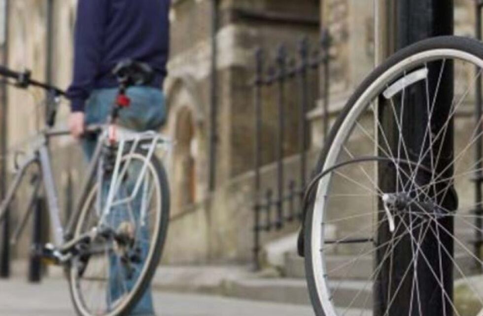 Lo golpearon en la cabeza con un caño y está grave