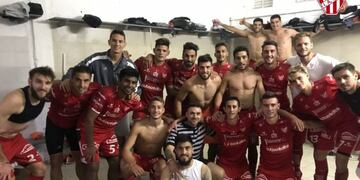 Hoyos y equipo\u002E El arquero es pilar de un Instituto que irá por la Gloria\u002E